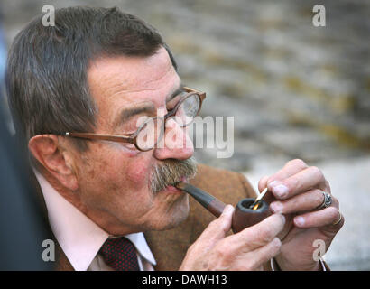 Guenter Grass, scrittore tedesco e vincitore del Premio Nobel per la letteratura nel 1999, luci il suo tubo in Neuburg sul Danubio, Germania, Domenica, 22 aprile 2007. Foto: Karl-Josef Hildenbrand Foto Stock