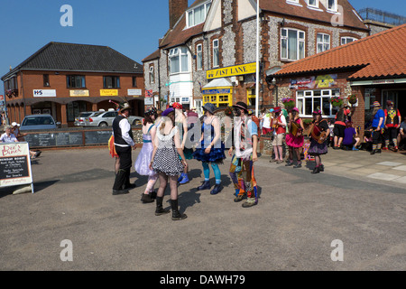 Ouse lavaggi Molly contemporary molly morris ballerini al ventesimo Festival vasino, Sheringham, 2013. Foto Stock