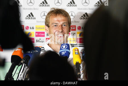 FILE - ex allenatore della nazionale tedesca di calcio, Juergen Klinsmann, dà una conferenza stampa sulla Sardegna, Italia, 19 maggio 2006. Klinsmann farà ritorno in Germania come commentatore televisivo un anno dopo aver lasciato il paese. Foto: Michael Hanschke Foto Stock