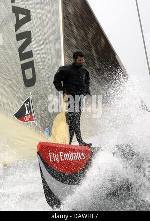 Emirates Team New Zealand mostrato in azione durante il volo 7 gara della Louis Vuitton Cup, gli sfidanti" regata per la "Coppa America', al largo della costa di Valencia, Spagna, mercoledì, 25 aprile 2007. Il vincitore della Louis Vuitton Cup sarà rivolto verso il titolare al trentaduesimo 'Coppa America' avrà luogo nel giugno 2007. Foto: Maurizio Gambarini Foto Stock