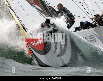 Emirates Team New Zealand mostrato in azione durante il volo 7 gara della Louis Vuitton Cup, gli sfidanti" regata per la "Coppa America', al largo della costa di Valencia, Spagna, mercoledì, 25 aprile 2007. Il vincitore della Louis Vuitton Cup sarà rivolto verso il titolare al trentaduesimo 'Coppa America' avrà luogo nel giugno 2007. Foto: Maurizio Gambarini Foto Stock