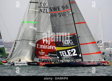 Yacht svedese Victory Challenge (R) e Emirates Team New Zealand mostrato in azione durante il loro volo 10 gara della Louis Vuitton Cup, gli sfidanti" regata per la "Coppa America', al largo della costa di Valencia, Spagna, Sabato, 28 aprile 2007. Il vincitore della Louis Vuitton Cup sarà rivolto verso il titolare al trentaduesimo 'Coppa America' avrà luogo nel giugno 2007. Foto: Maurizio Gambarini Foto Stock