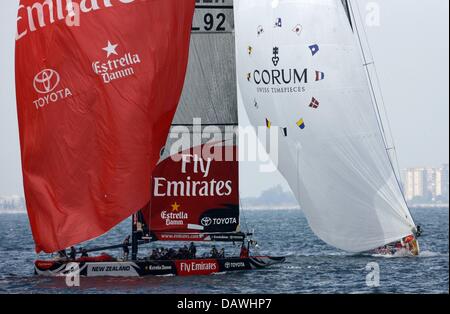 Yacht svedese Victory Challenge (R) e Emirates Team New Zealand mostrato in azione durante il volo 10 gara della Louis Vuitton Cup, gli sfidanti" regata per la "Coppa America', al largo della costa di Valencia, Spagna, Sabato, 28 aprile 2007. Il vincitore della Louis Vuitton Cup sarà rivolto verso il titolare al trentaduesimo 'Coppa America' avrà luogo nel giugno 2007. Foto: Maurizio Gambarini Foto Stock