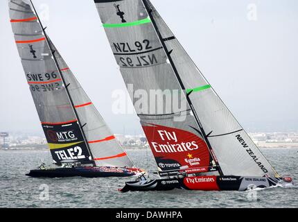 Yacht svedese Victory Challenge (L) e Emirates Team New Zealand mostrato in azione durante il volo 10 gara della Louis Vuitton Cup, gli sfidanti" regata per la "Coppa America', al largo della costa di Valencia, Spagna, 28 aprile 2007. Il vincitore della Louis Vuitton Cup sarà rivolto verso il titolare al trentaduesimo 'Coppa America' avrà luogo nel giugno 2007. Foto: Maurizio Gambarini Foto Stock