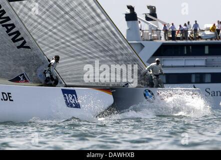 Yacht tedesco Germania 1 vele contro di noi yacht BMW Oracle durante il volo di gara 1 del Round Robin 2 della Louis Vuitton Cup del Challenger regata per la "Coppa America', al largo della costa di Valencia, Spagna, Domenica, 29 aprile 2007. Il vincitore della Louis Vuitton Cup sarà rivolto verso il titolare al trentaduesimo 'Coppa America' avrà luogo nel giugno 2007. Foto: Maurizio Gambarini Foto Stock