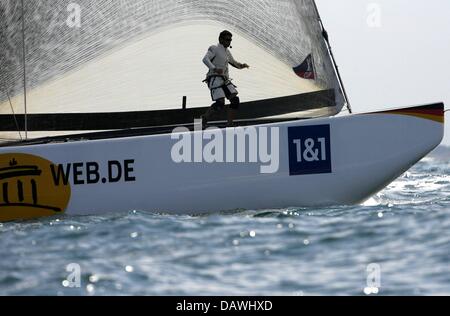 Yacht tedesco Germania 1 vele contro di noi yacht BMW Oracle durante il volo di gara 1 del Round Robin 2 della Louis Vuitton Cup del Challenger regata per la "Coppa America', al largo della costa di Valencia, Spagna, Domenica, 29 aprile 2007. Il vincitore della Louis Vuitton Cup sarà rivolto verso il titolare al trentaduesimo 'Coppa America' avrà luogo nel giugno 2007. Foto: Maurizio Gambarini Foto Stock