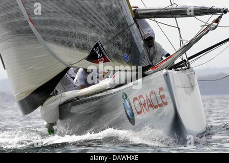 Noi yacht di BMW Oracle è raffigurato durante il volo di gara 1 del Round Robin 2 della Louis Vuitton Cup del Challenger regata per la "Coppa America', al largo della costa di Valencia, Spagna, Domenica, 29 aprile 2007. Il vincitore della Louis Vuitton Cup sarà rivolto verso il titolare al trentaduesimo 'Coppa America' avrà luogo nel giugno 2007. Foto: Maurizio Gambarini Foto Stock