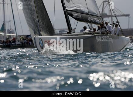 Noi yacht di BMW Oracle è raffigurato durante il volo di gara 1 del Round Robin 2 della Louis Vuitton Cup del Challenger regata per la "Coppa America', al largo della costa di Valencia, Spagna, Domenica, 29 aprile 2007. Il vincitore della Louis Vuitton Cup sarà rivolto verso il titolare al trentaduesimo 'Coppa America' avrà luogo nel giugno 2007. Foto: Maurizio Gambarini Foto Stock