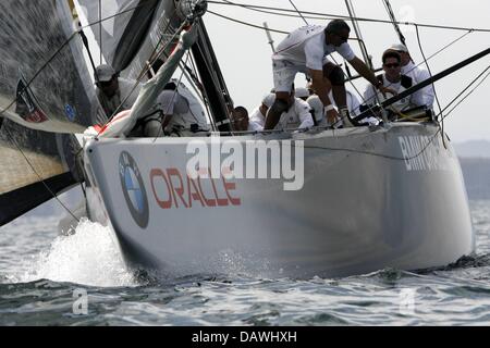 Noi yacht di BMW Oracle è raffigurato durante il volo di gara 1 del Round Robin 2 della Louis Vuitton Cup del Challenger regata per la "Coppa America', al largo della costa di Valencia, Spagna, Domenica, 29 aprile 2007. Il vincitore della Louis Vuitton Cup sarà rivolto verso il titolare al trentaduesimo 'Coppa America' avrà luogo nel giugno 2007. Foto: Maurizio Gambarini Foto Stock