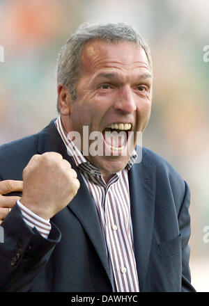 Bielefeld's head coach Ernst Middendorp celebra la sua squadra dopo la partita della Bundesliga Arminia Bielefeld vs Werder Bremen a SchuecoArena a Bielefeld, Germania, 29 aprile 2007. Bielefeld ha vinto la partita 3-2. Foto: Franz-Peter Tschauner (ATTENZIONE: periodo di bloccaggio! Il DFL permette l'ulteriore utilizzazione delle immagini nella IPTV, servizi di telefonia mobile e altre nuove tecnologie non prima th Foto Stock