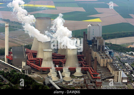 Il fumo emerge dalle torri di raffreddamento della RWE brown impianto alimentato a carbone Niederaussem, Germania, 25 aprile 2007. Secondo il Fondo mondiale per la natura (WWF) cinque dei dieci più inquinanti impianti di potenza sono situati in Germania, 27 dei 30 excoriated centrali elettriche sono alimentate con carbone marrone. 'Top'-ranker è impianto IN GRECIA Agios Dimitrios. Foto: Maurizio Gambarini Foto Stock