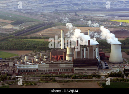 Il fumo emerge dalle torri di raffreddamento della RWE brown impianto alimentato a carbone Weisweiler, Germania, 25 aprile 2007. Secondo il Fondo mondiale per la natura (WWF) cinque dei dieci più inquinanti impianti di potenza sono situati in Germania, 27 dei 30 excoriated centrali elettriche sono alimentate con carbone marrone. 'Top'-ranker è impianto IN GRECIA Agios Dimitrios. Foto: Maurizio Gambarini Foto Stock