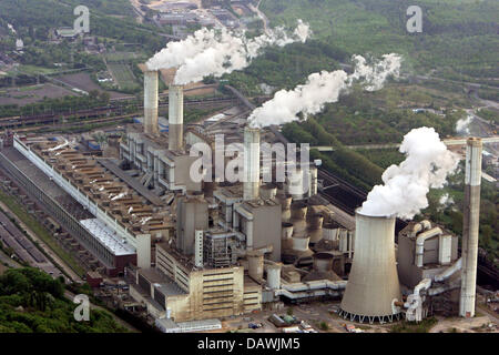 Il fumo emerge dalle torri di raffreddamento della RWE brown impianto alimentato a carbone Frimmersdorf, Germania, 25 aprile 2007. Secondo il Fondo mondiale per la natura (WWF) cinque dei dieci più inquinanti impianti di potenza sono situati in Germania, 27 dei 30 excoriated centrali elettriche sono alimentate con carbone marrone. 'Top'-ranker è impianto IN GRECIA Agios Dimitrios. Foto: Maurizio Gambarini Foto Stock