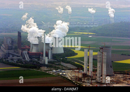 Il fumo emerge dalle torri di raffreddamento della RWE brown impianto alimentato a carbone Neurath, Germania, 25 aprile 2007. Secondo il Fondo mondiale per la natura (WWF) cinque dei dieci più inquinanti impianti di potenza sono situati in Germania, 27 dei 30 excoriated centrali elettriche sono alimentate con carbone marrone. 'Top'-ranker è impianto IN GRECIA Agios Dimitrios. Foto: Maurizio Gambarini Foto Stock