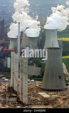 Il fumo emerge dalle torri di raffreddamento della RWE brown impianto alimentato a carbone Neurath, Germania, 25 aprile 2007. Secondo il Fondo mondiale per la natura (WWF) cinque dei dieci più inquinanti impianti di potenza sono situati in Germania, 27 dei 30 excoriated centrali elettriche sono alimentate con carbone marrone. 'Top'-ranker è impianto IN GRECIA Agios Dimitrios. Foto: Maurizio Gambarini Foto Stock