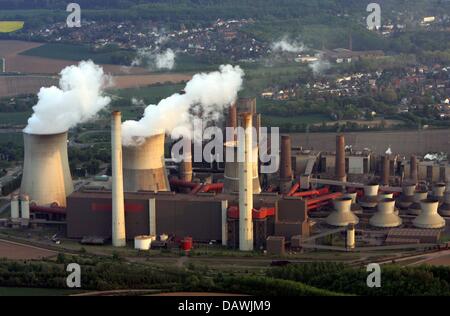 Il fumo emerge dalle torri di raffreddamento della RWE brown impianto alimentato a carbone Weisweiler, Germania, 25 aprile 2007. Secondo il Fondo mondiale per la natura (WWF) cinque dei dieci più inquinanti impianti di potenza sono situati in Germania, 27 dei 30 excoriated centrali elettriche sono alimentate con carbone marrone. 'Top'-ranker è impianto IN GRECIA Agios Dimitrios. Foto: Maurizio Gambarini Foto Stock