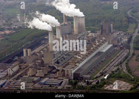 Il fumo emerge dalle torri di raffreddamento della RWE brown impianto alimentato a carbone Frimmersdorf, Germania, 25 aprile 2007. Secondo il Fondo mondiale per la natura (WWF) cinque dei dieci più inquinanti impianti di potenza sono situati in Germania, 27 dei 30 excoriated centrali elettriche sono alimentate con carbone marrone. 'Top'-ranker è impianto IN GRECIA Agios Dimitrios. Foto: Maurizio Gambarini Foto Stock