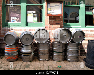 Barili di birra in attesa di raccolta al di fuori di un pub, Devon, Regno Unito 2013 Foto Stock
