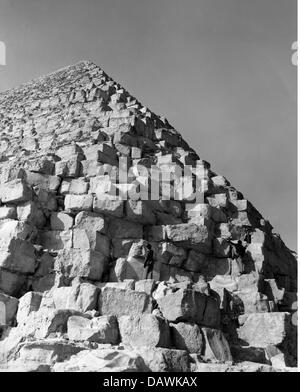 Geografia / viaggio, Egitto, Giza, edifici, Piramide di Cheope, costruito durante la IV dinastia (2639 - 2504 a.C.), foto scattata intorno agli anni '50, diritti aggiuntivi-clearences-non disponibile Foto Stock