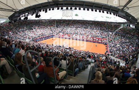 La foto mostra una vista generale dell'interno di Amburgo Rothenbaum tennis stadium durante la finale di ATP Masters di Amburgo tra Swiss tennis professional Roger Federer e lo spagnolo Rafael Nadal ad Amburgo, Germania, 20 maggio 2007. Federer ha vinto la partita in tre set 2:6, 6:2 e 6:0. Foto: Carmen Jaspersen Foto Stock