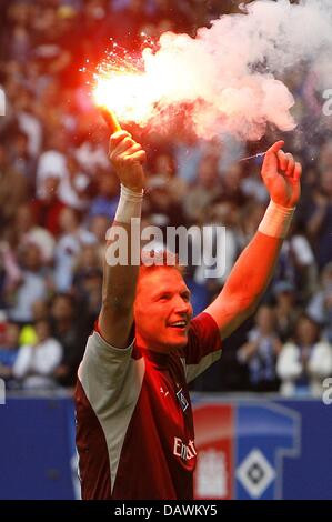 Amburgo è il portiere Frank Rost contiene fino a bruciare fuochi d' artificio come egli celebra con i tifosi dopo la partita della Bundesliga HSV Amburgo vs Alemannia Aachen a AOL Arena di Amburgo, Germania, 19 maggio 2007. Amburgo ha vinto 4:0 e raggiunge la coppa dell'interfaccia utente. Foto: Maurizio Gambarini Foto Stock