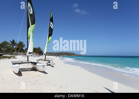 Catamarani sulla spiaggia Playa Esmeralda, Cuba Foto Stock