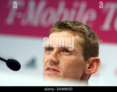 (FILE) depositata nella foto datata 27 settembre 2006 mostra il tedesco ex cycling pro Rolf ALDAG, team manager del team T-Mobile, nel corso di una conferenza stampa tenutasi a Bonn, Germania. Aldag ha recentemente ha continuato a negare di aver knowlegde" del doping che era ovviamente praticato dal team nel 90s. Egli divenne il team manager dopo il clamore su Jan Ullrich alla 2006 Tour de France. Foto: Oliver Foto Stock