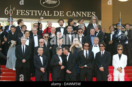 Amministrazione line up per le telecamere come arrivano al Palazzo del Festival per una festa di gala proiezione del film "Chacun son Cinema' (a ciascuno il suo cinema) in esecuzione fuori concorso al sessantesimo Cannes Film Festival di Cannes, Francia, 20 maggio 2007. Foto: Hubert Boesl Foto Stock