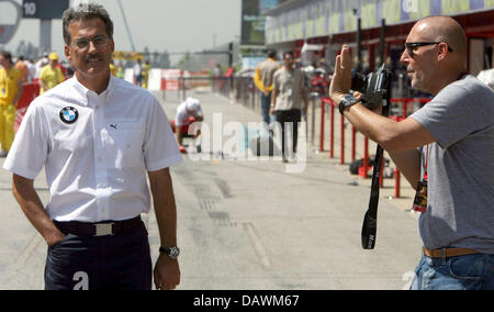 Direttore di BMW Motorsport tedesco Mario Theissen (L) viene ritratto dal famoso fotografo Michel Comte nella pitlane del Circuito de Catalunya race track nei pressi di Barcellona, Spagna, 10 maggio 2007. Foto: Carmen Jaspersen Â Foto Stock