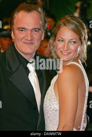 Noi Direttore Quentin Tarantino (L) e la Nuova Zelanda stuntwoman Zoe Bell posa per le telecamere come arrivano alla premiere di 'Death prova' in esecuzione in concorso al sessantesimo Cannes Film Festival di Cannes, Francia, 22 maggio 2007. Foto: Hubert Boesl Foto Stock