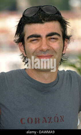 Direttore Fatih Akin sorrisi alle telecamere durante un photocall per il suo film "Il bordo del cielo" ("Yasamin kiyisinda') in esecuzione in concorso al sessantesimo Cannes Film Festival di Cannes, Francia, 23 maggio 2007. Foto: Hubert Boesl Foto Stock