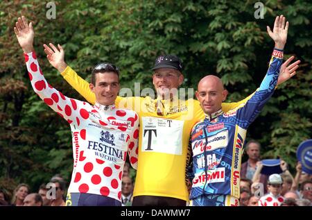 (Dpa) file il file immagine datata 27 luglio 1997 mostra il podio del 1997 Tour de France (L-R) secondo posto il francese Richard Virenque di Festina, vincitore tedesco Jan Ullrich di Telekom e terzo posto italiano Marco Pantani di Mercatore Onu a Parigi, Francia. Jan Ullrich sarà infine commentare il suo passato nello sport come Ullrich manager Wolfgang Strohband ha annunciato nel quotidiano tedesco Foto Stock