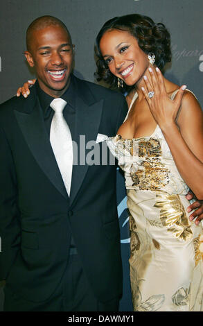 Chopard vincitore del trofeo noi attore Nick Cannon (L) e la sua fidanzata Selita Ebanks (R) per le fotocamere che arrivano al "Trophee Chopard Party" del sessantesimo Cannes Film Festival di Cannes, Francia, 25 maggio 2007. Foto: Hubert Boesl Foto Stock