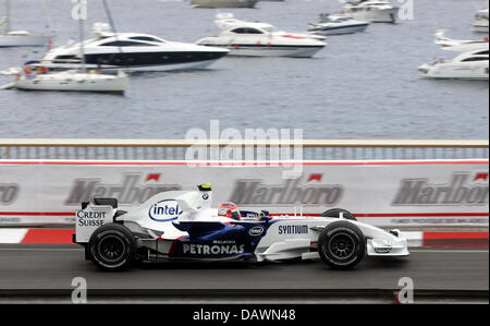 Il polacco pilota di Formula Uno Robert Kubica della BMW Sauber manzi la sua auto lungo il porto durante il Gran Premio di Monaco a Montecarlo, Monaco, domenica 27 maggio 2007. Foto: ROLAND WEIHRAUCH Foto Stock