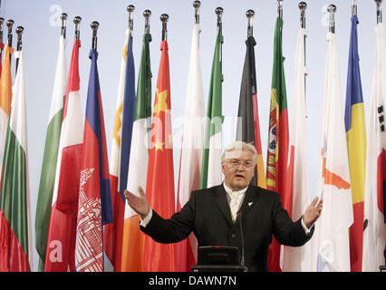 Il Ministro degli esteri tedesco Frank-Walter Steinmeier accoglie i suoi omologhi all'Asia Europe Meeting (ASEM) ad Amburgo, Germania, 29 maggio 2007. I europei e asiatici, i ministri degli esteri si incontrano all'ASEM con migliaia di funzionari di polizia che fissano la città. Foto: Ulrich Perrey Foto Stock