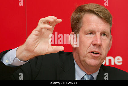 Friedrich Joussen, CEO di Vodafone Germania, parla presso l'azienda del bilancio conferenza stampa a Duesseldorf in Germania, 29 maggio 2007. Il provider di servizi per dispositivi mobili numeri ha realizzato un fatturato di 8,03 miliardi di euro. Foto: Achim Scheidemann Foto Stock