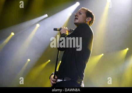 Chester Bennington, shouter di noi rock band Linkin Park, raffigurato nel corso di una mostra ad Amburgo, Germania, 27 maggio 2007. La banda continua il loro tour tedesco con il festival Rock am Ring e Rock im Park il 01 e 02 giugno. Foto: Sebastian Widmann Foto Stock