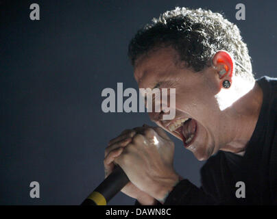 Chester Bennington, shouter di noi rock band Linkin Park, raffigurato nel corso di una mostra ad Amburgo, Germania, 27 maggio 2007. La banda continua il loro tour tedesco con il festival Rock am Ring e Rock im Park il 01 e 02 giugno. Foto: Sebastian Widmann Foto Stock