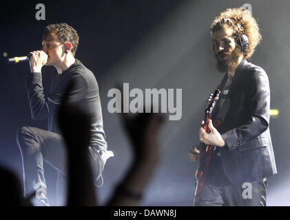 Chester Bennington (L), shouter di noi rock band Linkin Park e il chitarrista Brad Delson (R) nella foto durante una mostra ad Amburgo, Germania, 27 maggio 2007. La banda continua il loro tour tedesco con il festival Rock am Ring e Rock im Park il 01 e 02 giugno. Foto: Sebastian Widmann Foto Stock