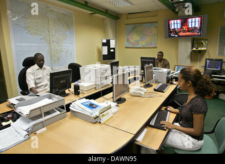 I membri del personale Relazioni di processo da conflitti nel continente africano circa-il-orologio presso l Unione Africana (AU) "gestione dei conflitti sala situazione' ad Addis Abeba, Etiopia, 6 maggio 2007. Il AU sta attualmente installando un sistema di allarme precoce al fine di essere in grado di reagire presto alla prossima crisi. Foto: Rainer Jensen Foto Stock