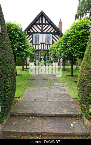 Il nero e la facciata bianca e il vecchio giardino a Wollerton Old Hall Gardens, Wollerton, Market Drayton, Shropshire, Inghilterra, Regno Unito Foto Stock