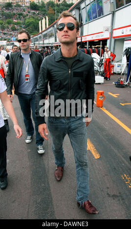 Attore britannico Jude Law passeggiate attraverso la pitlane davanti alla start per il Gran Premio di Monaco e Monte Carlo, 27 maggio 2007. Foto Stock