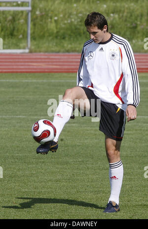 Miroslav KLOSE, attaccante della nazionale tedesca di calcio, gioca la palla durante una sessione di formazione in Herzogenaurach, Germania, 30 maggio 2007. Il team tedesco si prepara per il suo Euro2008 match di qualificazione con la Repubblica di San Marino a Norimberga il 2 giugno 2007. Foto: Daniel Karmann Foto Stock