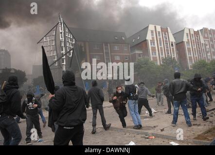 I dimostranti e polizia clahs ad una marcia di protesta contro il prossimo vertice del G8 a Rostock (Germania), 2 giugno 2007. Il vertice si svolgerà sotto immenso le misure di sicurezza in Heiligendamm sulla costa del Mar Baltico dal 6 al 8 giugno 2007. Foto: Bjoern Gerhards Foto Stock