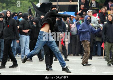 Manifestanti militanti scagliare pietre contro un corteo di protesta contro il prossimo vertice del G8 a Rostock (Germania), 2 giugno 2007. Il vertice si svolgerà sotto immenso le misure di sicurezza in Heiligendamm sulla costa del Mar Baltico dal 6 al 8 giugno 2007. Foto: ay Nietfeld Foto Stock