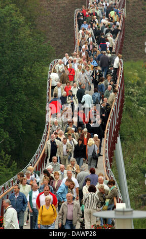 Centinaia di visitatori della Repubblica federale tedesca mostrano Garten (BUGA) pack su un ponte in Ronneburg, Germania, 03 giugno 2007. Più di 40.000 visitatori già frequentato il BUGA in esecuzione dal 27 aprile al 14 Ottobre. Foto: Wolfgang Thieme Foto Stock