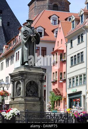 Piazza del Mercato è raffigurato in Lutherstadt Eisleben, Germania, 19 luglio 2013. Teologo e riformatore Martin Lutero (1483-1546) nacque e morì nella città. Foto: JAN WOITAS Foto Stock