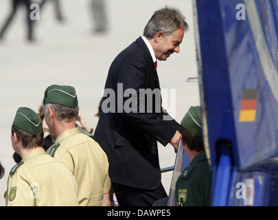 Il Primo Ministro britannico Tony Blair assi un elicottero dopo l arrivo all aeroporto di Rostock-Laage, Germania, 06 giugno 2007. La maggior parte dei G8 di capi di stati sarà arrivare a Rostock-Laage per prendere parte al vertice del G8 di prendere posto sotto intensa misure di sicurezza fino al 8 giugno nei pressi di Heiligendamm. Foto: Bernd Thissen Foto Stock