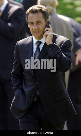 Il Presidente francese Nicolas Sarkozy ha mostrato di telefonare in occasione del Vertice G8 di Heiligendamm, Germania, 08 giugno 2007. Foto: Bernd Thissen Foto Stock