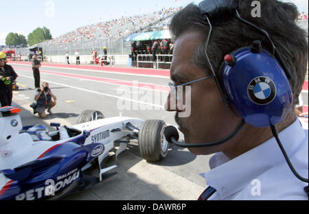 Direttore di BMW Motorsport tedesco Mario Theissen guarda il suo driver di Formula Uno del tedesco Nick Heidfeld della BMW Sauber lasciare il pit durante la pratica 3 a Gilles Villeneuve race track a Montreal, Canada, 09 giugno 2007. Formula 1 Gran Premio del Canada ha luogo il 10 giugno 2007. Foto: GERO BRELOER Foto Stock